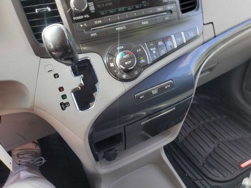 Used 2011 Toyota Sienna SE w/ Preferred Pkg FWD image 42