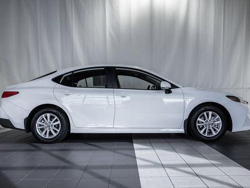 Used 2025 Toyota Camry LE image 3