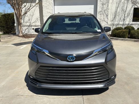 Used 2025 Toyota Sienna XLE image 3