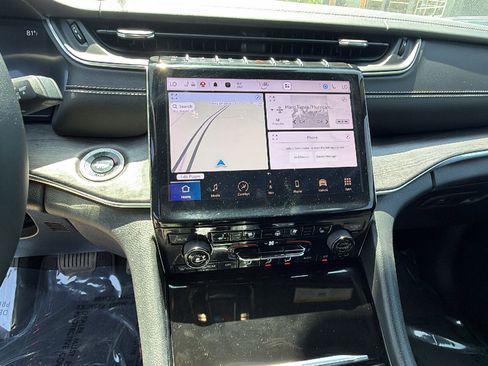 Used 2025 Jeep Grand Cherokee Overland w/ Luxury Tech Group IV AWD/4WD image 33