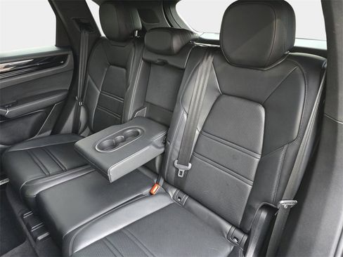 Used 2022 Porsche Cayenne image 18