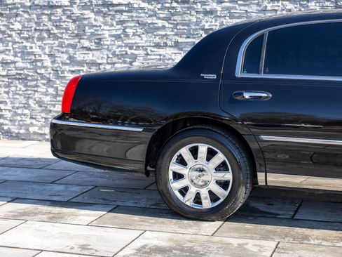 Used 2009 Lincoln Town Car Signature Limited image 9