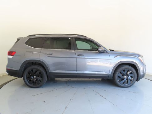 New 2025 Volkswagen Atlas SE image 2