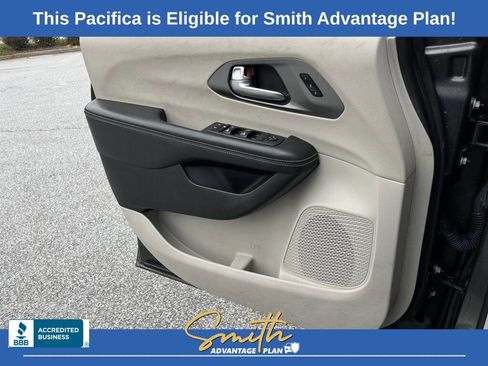 Used 2022 Chrysler Pacifica Touring-L image 14