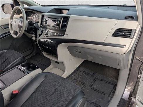 Used 2013 Toyota Sienna SE image 22