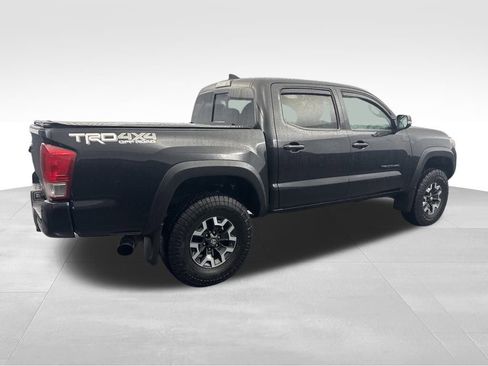 Used 2017 Toyota Tacoma TRD Off-Road image 8