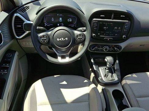 Used 2025 Kia Soul LX w/ LX Technology Package FWD image 11