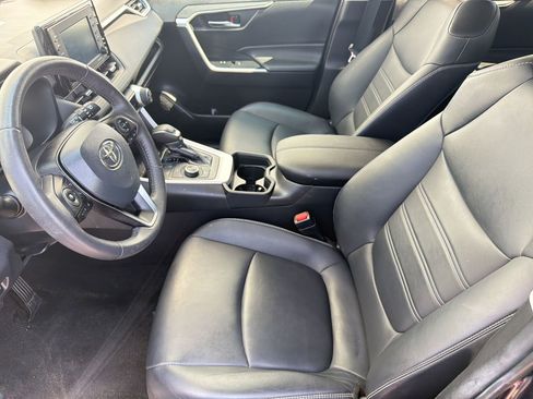 Used 2021 Toyota RAV4 XLE Premium image 5