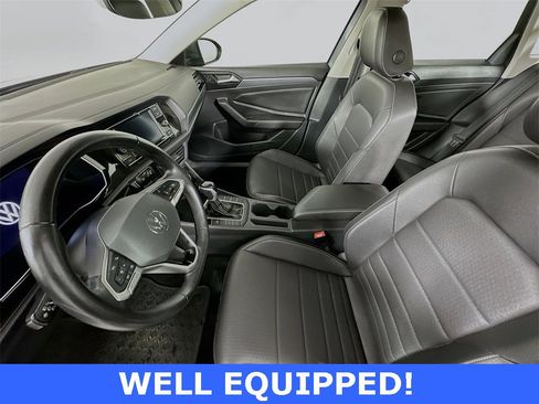 Used 2023 Volkswagen Jetta SE image 3