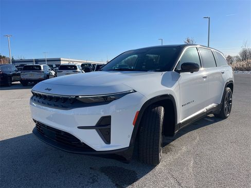 Used 2025 Jeep Wagoneer Launch Edition w/ Trailer Tow Group image 11