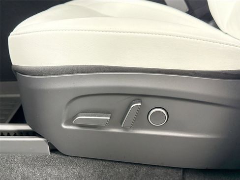 Used 2026 Tesla Model Y Long Range image 33