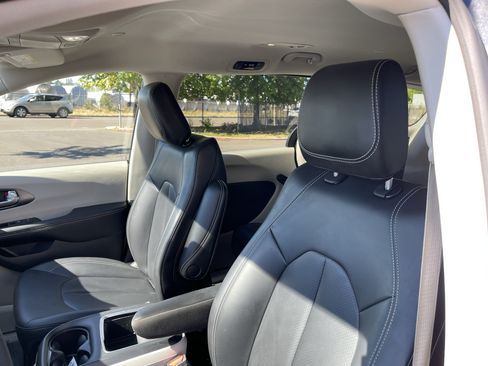Used 2024 Chrysler Pacifica Limited FWD image 18