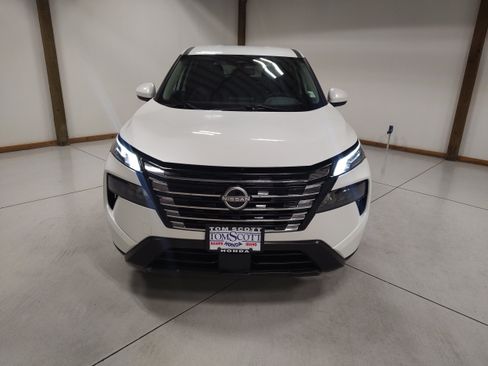 Used 2024 Nissan Rogue SV AWD/4WD image 3