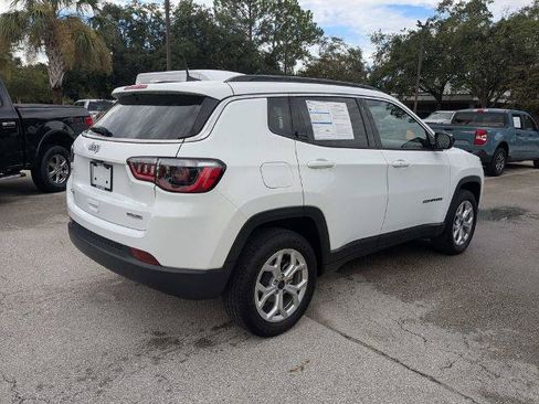 Used 2025 Jeep Compass Latitude AWD/4WD image 4
