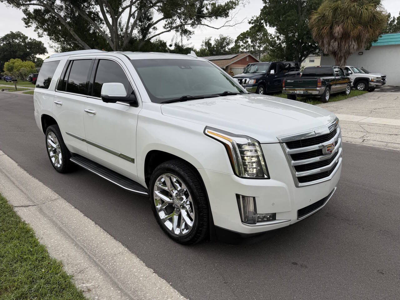 Used 2016 Cadillac Escalade Luxury AWD/4WD image 2