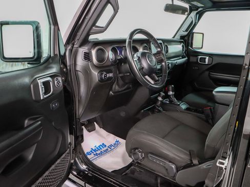 Used 2021 Jeep Gladiator Sport image 3