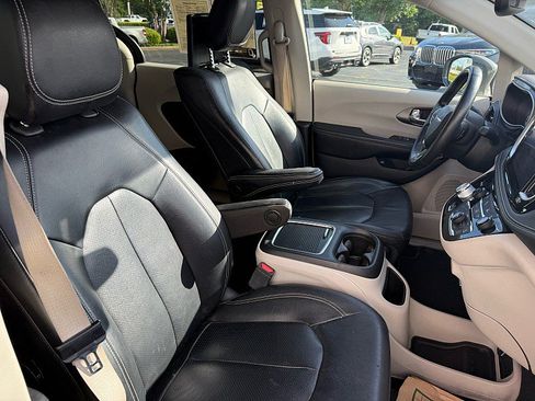 Used 2022 Chrysler Pacifica Touring-L w/ Uconnect Theater Family Group FWD image 42