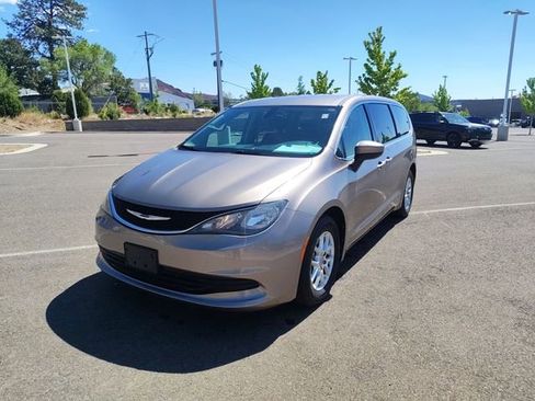 Used 2017 Chrysler Pacifica LX FWD image 7