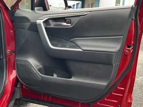 Used 2020 Toyota RAV4 XLE Premium image 8