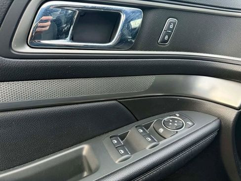 Used 2018 Ford Explorer XLT image 13