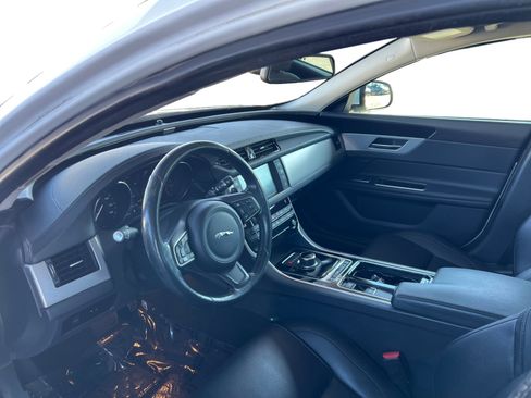 Used 2017 Jaguar XF Premium image 9