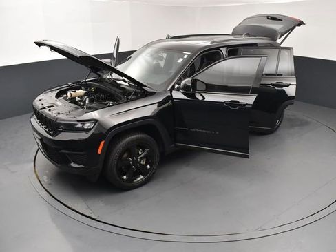 Used 2023 Jeep Grand Cherokee Altitude image 27