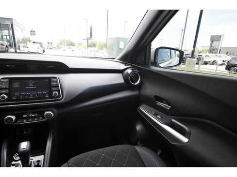 Used 2018 Nissan Kicks SV FWD image 12