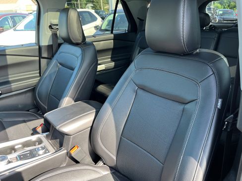 Used 2023 Ford Explorer Limited w/ Limited Technology Package AWD/4WD image 9