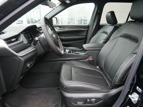 New 2025 Jeep Grand Cherokee Limited w/ Black Appearance Package image 6