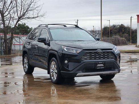 Used 2019 Toyota RAV4 Limited image 3