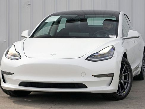 Used 2020 Tesla Model 3 Standard Range Plus image 3