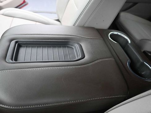 Used 2023 GMC Yukon XL SLT w/ SLT Premium Package image 15