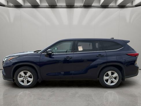 Used 2022 Toyota Highlander LE image 2