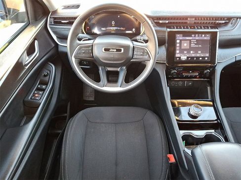 Used 2023 Jeep Grand Cherokee L Laredo image 14