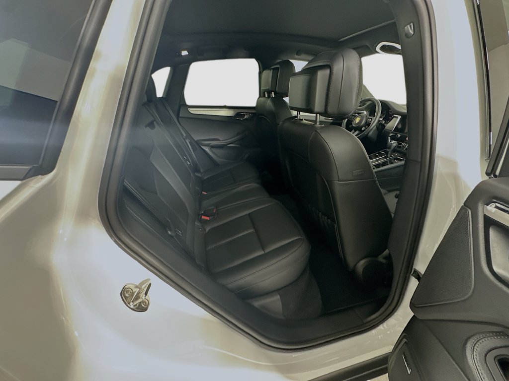 Certified 2025 Porsche Macan AWD/4WD image 29