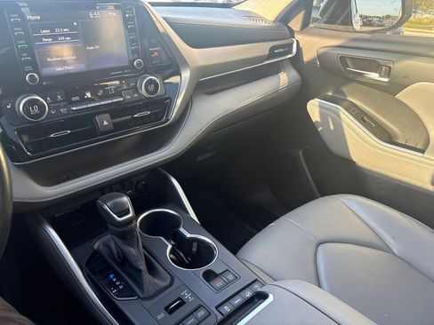 Used 2020 Toyota Highlander XLE AWD/4WD image 21