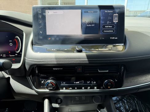 Used 2025 Nissan Rogue Platinum FWD image 21