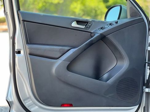 Used 2016 Volkswagen Tiguan S image 10