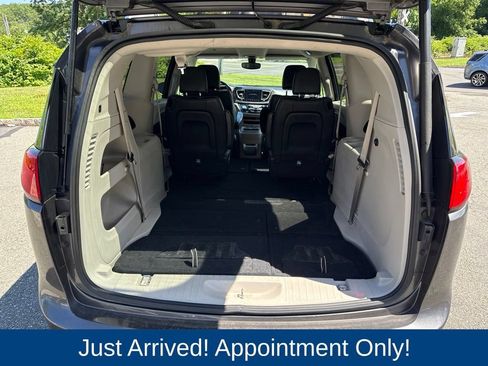 Used 2019 Chrysler Pacifica Touring-L FWD image 10