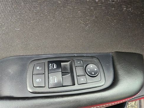 Used 2015 Dodge Challenger SXT image 14