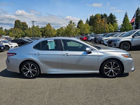 Used 2018 Toyota Camry SE w/ Moonroof Package FWD image 4
