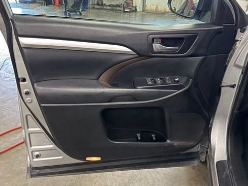 Used 2019 Toyota Highlander XLE FWD image 14