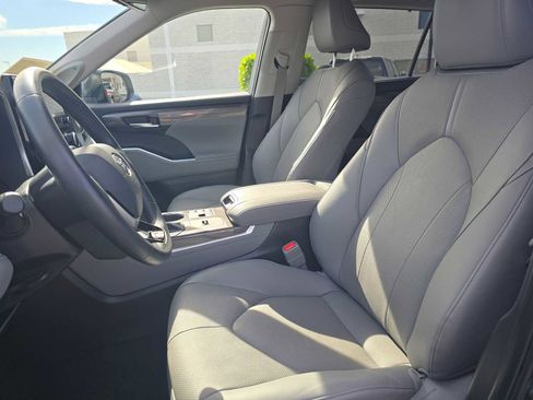 Used 2024 Toyota Highlander Limited image 24
