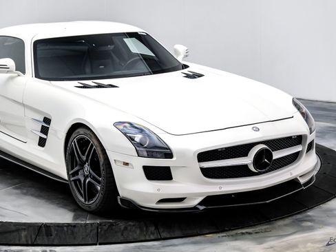 Used 2011 Mercedes-Benz SLS AMG Coupe image 34