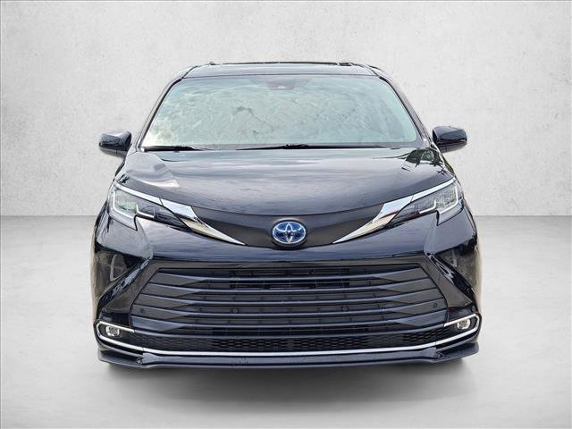 Used 2022 Toyota Sienna XLE FWD image 2