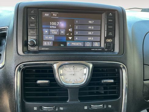 Used 2016 Chrysler Town & Country Touring FWD image 15
