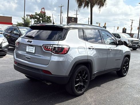 Used 2022 Jeep Compass Latitude FWD image 8