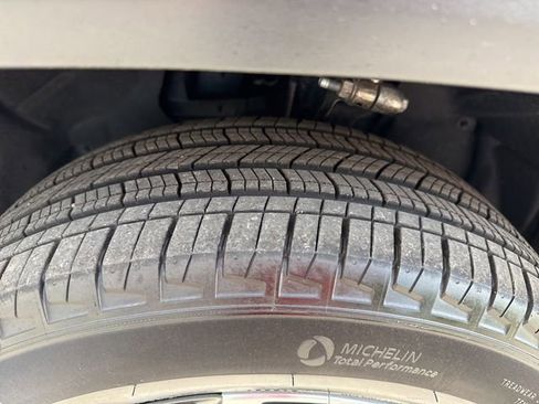 Used 2024 Jeep Grand Cherokee Limited image 11