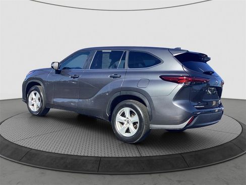 Used 2023 Toyota Highlander L image 4