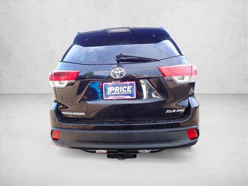 Used 2018 Toyota Highlander XLE AWD/4WD image 3